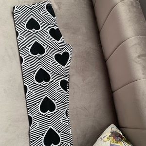 NWOT Graphic Heart Print Cropped Leggings
